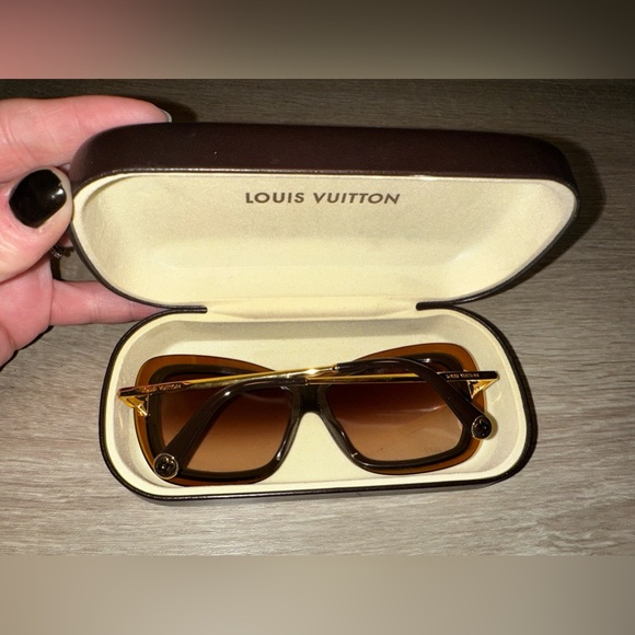 💯PRICE IS FIRM! LOUIS VUITTON POPPY BROWN SUNNIES - COMES WITH HARD CASE - Picture 2 of 16